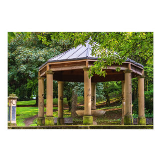 Impression Photo Un vieux pavillon dans un parc