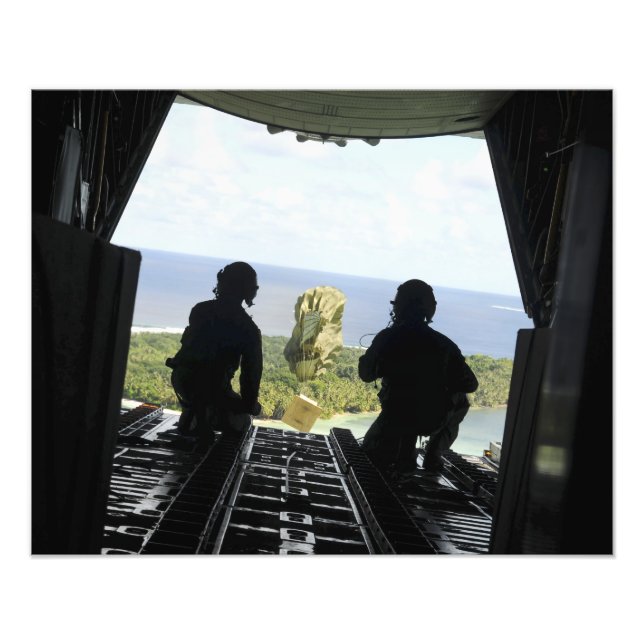 Impression Photo Une boîte de biens humanitaires (Devant)