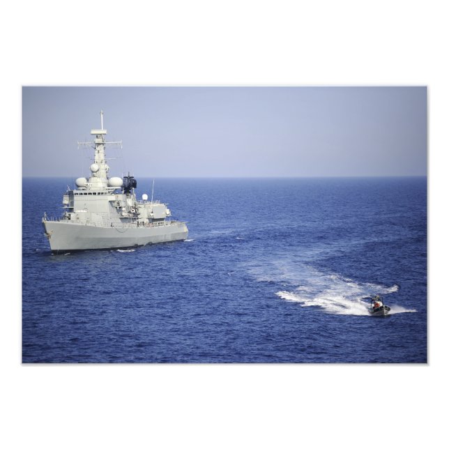 Impression Photo Une équipe de la marine portugaise dans un bateau  (Devant)