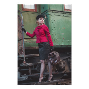 Impression Photo Une femme rétro vintage à la gare
