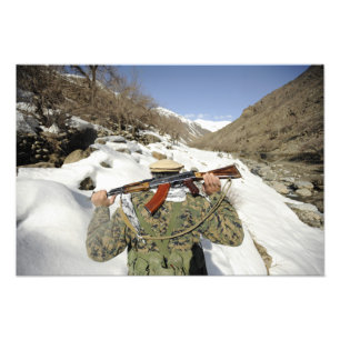 Impression Photo Une garde de Mujahadeen marche avec le membe de