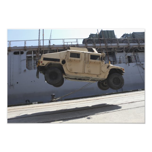 Impression Photo Une grue monte un M998 Humvee (Devant)