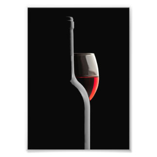 Impression Photo Verre à vin rouge élégant et bouteille. Fond noir