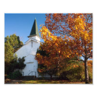 Vieille église blanche en automne