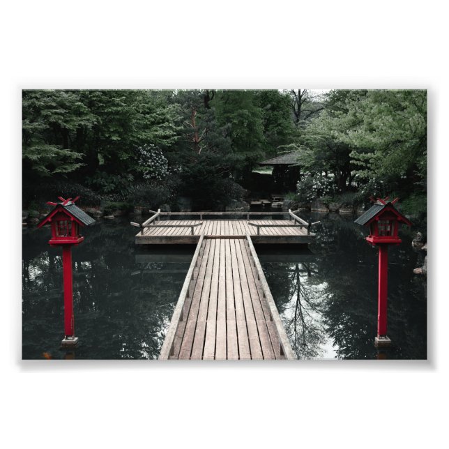 Impression Photo Wooden Pier framed by red Lanterns (Devant)
