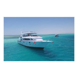 Impression Photo Yacht blanc neigé près de l'île blanche en mer Rou