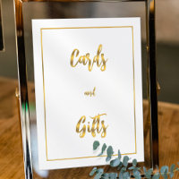 Cartes et cadeaux minimalistes sur fond blanc