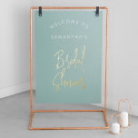 Impressions Dorure Fête des mariées de bienvenue de Sage Green Script<br><div class="desc">Design moderne Sage Green Calligraphie Script Fête des mariées de bienvenue Real Gold Foil Imprimés Poster. Customisez-le avec votre nom de choix,  mettez-le dans un cadre ou sur carton pour l'accrocher dans un cadre métallique ou mettez-le sur un chevalet.</div>