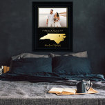 Impressions Dorure Où Notre Voyage A Commencé En Caroline Du Nord Pho<br><div class="desc">"Where Our Journey Began" carte d'état du couple mariage photo gardien design avec coeur mobile à l'emplacement de votre mariage ou autre occasion mémorable. Pour déplacer l'emplacement du coeur, cliquez simplement sur "Personnaliser", puis "Customiser" et faites glisser le coeur vers l'emplacement de votre choix. Autres états disponibles dans notre boutique...</div>