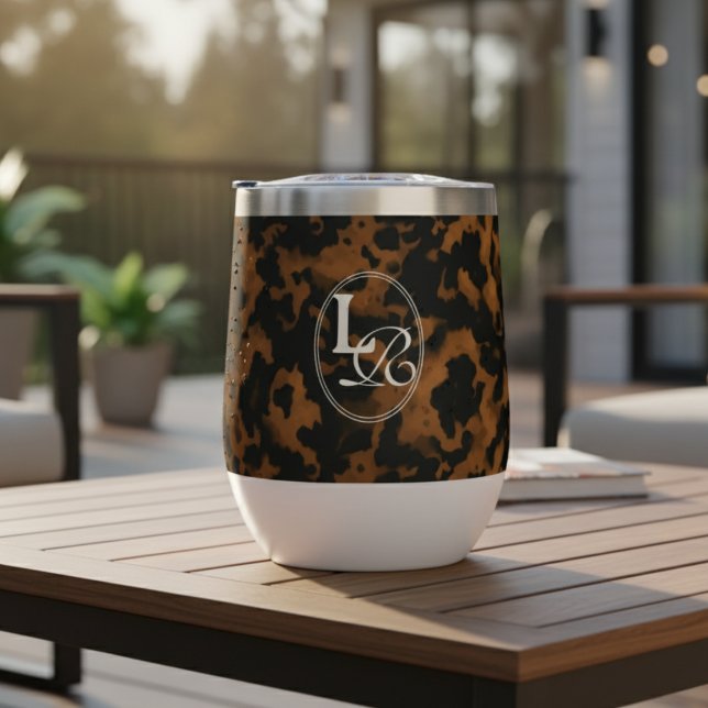 Imprimé Moderne de Monogramme Tortue (Add a touch of chic charm to your phone with this Elegant Typography Monogram Tortoise Wine Tumbler!)
