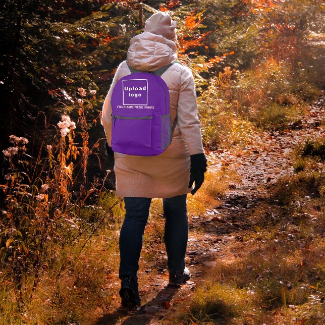 Imprimé Nom de l'entreprise et logo sur sac à dos violet (Your business name and logo on purple backpack as camping bag.)