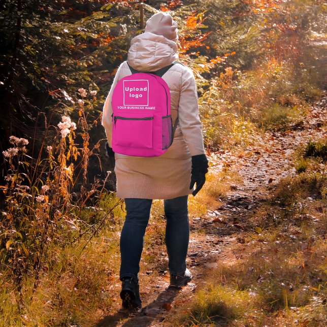 Imprimé Nom et logo de l'entreprise sur le sac à dos rose (Your business name and logo on pink backpack as camping bag.)