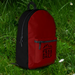 Imprimé Sac à dos rouge de randonnée sur sentier léger