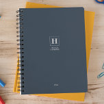 Indigo Blue Classic Monogramme personnel hebdomada<br><div class="desc">Un simple planificateur annuel de papeterie personnelle avec un monogramme classique dans une bordure carré. Planificateur annuel (12 mois) avec des aperçus mensuels ouverts et des feuilles de planification hebdomadaires. Contact pour assistance à la personnalisation.</div>