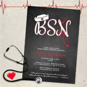 Infirmière de BSN goupillant des invitations