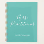 Infirmière personnalisée Praticien Turquoise Scrip<br><div class="desc">Suivez votre horaire chargé avec style avec ce professionnel de l'infirmière Turquoise planificateur de script blanc. C'est un design moderne avec le texte "infirmier praticien" dans grand blanc tendance écriture lettrée centré sur le devant de pastel turquoise arrière - plan. Le nom se trouve sur le devant inférieur. Cliquez sur...</div>