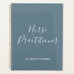 Infirmière praticien Dusty Blue Script personnalis<br><div class="desc">Suivez votre horaire chargé en style avec ce professionnel de l'infirmière Dusty Blue Script Personnalisé planificateur. C'est un design moderne avec le texte "infirmier praticien" dans grand blanc tendance écriture lettrée centré sur le devant de l'arrière - plan bleu tendance. Le nom se trouve sur le devant inférieur. Cliquez sur...</div>
