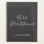 Infirmière Praticien Gris Blanc Script personnalis<br><div class="desc">Suivez votre horaire chargé avec style avec ce infirmière praticien Gris blanc Script personnalisé planificateur. C'est un design moderne avec le texte "infirmier praticien" dans grand blanc tendance écriture lettrée centré sur le devant de l'arrière - plan gris foncé. Le nom se trouve sur le devant inférieur. Cliquez sur l'option...</div>