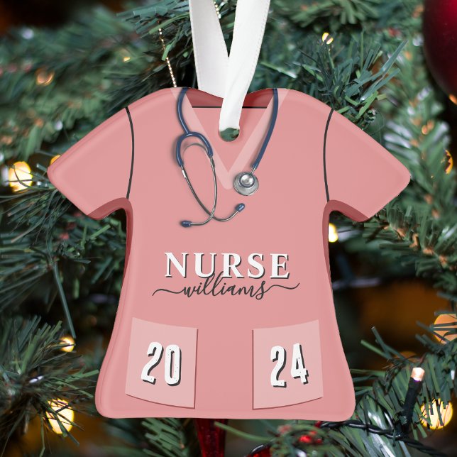 Infirmière Scrubs rose Chemise Stethoscope Noël (Nurse Scrubs Pink Shirt Stethoscope Christmas Ornament
)