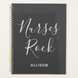 Infirmières Rock Gris Et Blanc Script Personnalisé<br><div class="desc">Suivez votre horaire chargé avec style avec ce planificateur personnalisé Nurses Rock Grey and White Script. Il s'agit d'un design moderne avec le texte "infirmières rock" en gros blanc tendance écriture lettrée centré sur l'avant de sombres gris planificateur personnalisable. Le nom se trouve sur le devant inférieur. Cliquez sur l'option...</div>