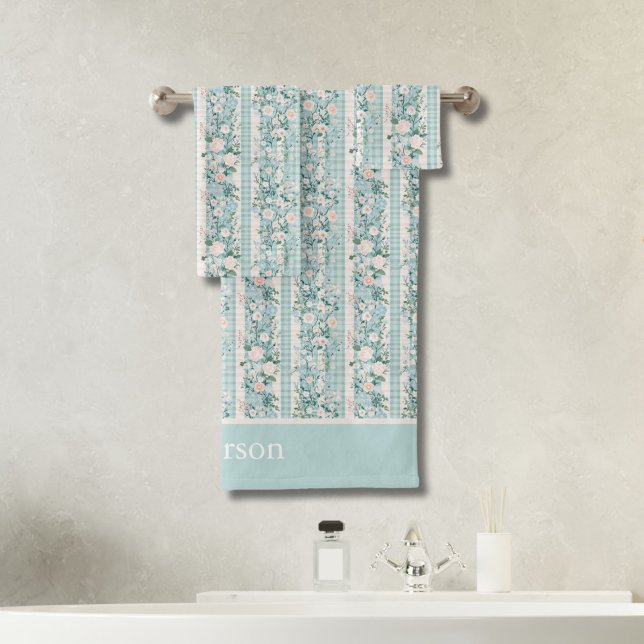 Initiales de monogramme Fleurs de gingham rose men (Monogrammed Grand Millennial Pastel Florals Gingham stripes bath towel set. Bridal shower Wedding )