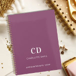 Initiales en monogramme de prune rose 2025<br><div class="desc">Plum,  arrière - plan rose foncé et texte blanc. Personnalisez et ajoutez vos initiales monographiques,  votre nom et une année de titre.</div>