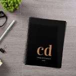 Initiales en or noir monogramme élégant 2024<br><div class="desc">Arrière - plan noir,  texte doré et blanc. Personnalisez et ajoutez vos initiales monographiques,  votre nom et un titre.</div>