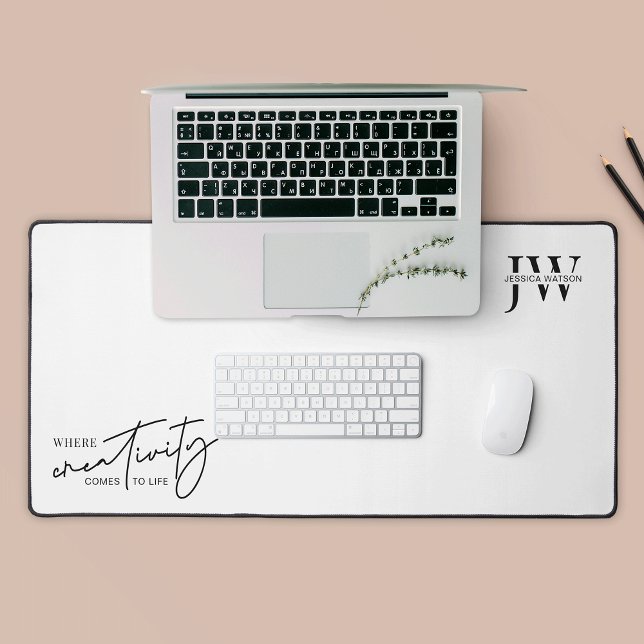 Initiales minimalistes de Monogramme tendance noir (Minimalist branded desk mat in black and white with space for your logo or name)