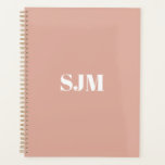 Initiales minimalistes modernes en monogramme rose<br><div class="desc">Mini moderne rose et blanc poussiéreux année personnalisée,  monogramme,  initiales ou nom élégant simple personnalisé planificateur. Texte blanc personnalisé sur un arrière - plan de couleur unie rose pâle et poussiéreux.</div>