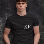 Initiales monogrammes | T-shirt noir moderne<br><div class="desc">Simple,  élégante lettre initiale personnalisée monogramme homme t-shirt dans la typographie minimaliste moderne en noir et blanc. Un cadeau personnalisé parfait ou un accessoire de mode avec une touche personnelle!</div>