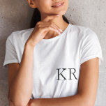 Initiales monogrammes | T-shirt tendance moderne e<br><div class="desc">Simple,  stylish custom initial letter monogram's t-shirt women's typography in black moderne minimaliste. A parfaite pour vous faire don d'un don ou d'une étape de l'accesseur avec un touch personnel!</div>