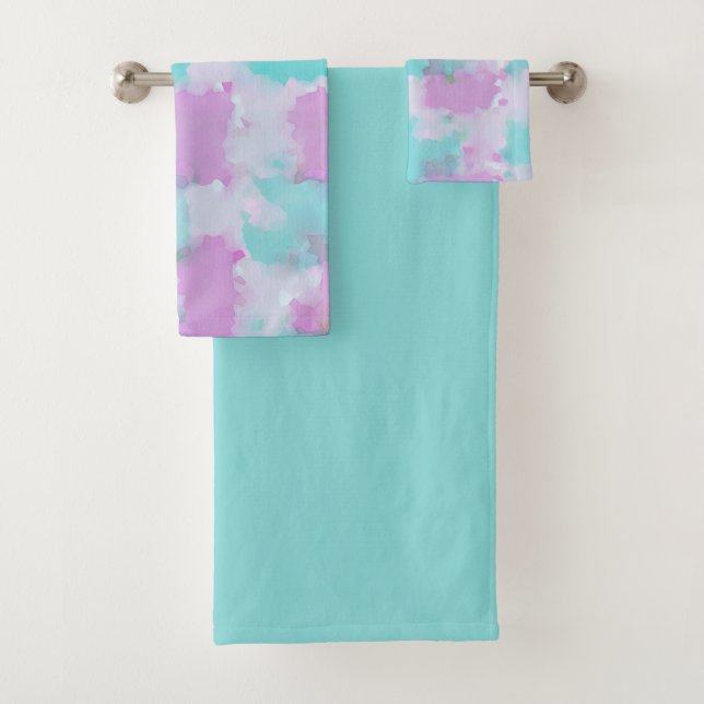 Ink Wash Abstract Art Bath Towel Set Pink Aqua (En situation)