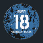 Invitation 18e anniversaire Eighteen Rocks BLUE Grunge F18Z<br><div class="desc">18e anniversaire Eighteen Rocks BLUE Grunge F18Z. C'est l'anniversaire... FÊTONS ! Ce arrière - plan de grunge blanc design et grunge avec un spot à personnaliser avec un nom et une année d'anniversaire est une façon amusante de commencer la fête ! Le texte est personnalisable, il convient donc pour n'importe...</div>