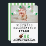 Invitation 1er Anniversaire Cute American Football Kids Photo<br><div class="desc">1er Anniversaire Cute American Football Kids Photo Invitation. La carte a un thème de football américain - un ballon de football et des drapeaux de bunting vert et blanc. Le dos de la carte est vert avec un motif rayé blanc. Personnalisez la carte avec la photo de l'enfant et customisez...</div>