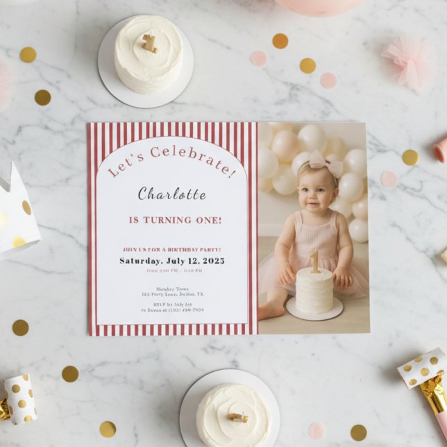 Invitation 1re édition du livre blanc ・ Photo Template Red St (Photo first birthday invitation with red stripes and baby girl holding a cake, modern and elegant de)
