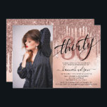 Invitation 30e anniversaire Rose Gold Foil & Parties scintill<br><div class="desc">Invitation moderne et tendance à la fête du 30e anniversaire. Le design comprend une photo,  script de typographie,  gouttes de parties scintillant d'or rose,  fausse feuille et arrière - plan de parties scintillant brillant,  numéro 30 en lettres d'or rose tendance et détails de la fête.</div>