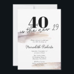Invitation 40 est le New 29 Rose Gold 40th Birthday Party<br><div class="desc">40 est la Nouvelle 29 Rose Gold et Pale Mauve 40th Birthday Party Invitation... Notre rose d'or mauve 40ème anniversaire invitation de fête comprend le numéro 40 en noir dramatique suivi par les mots "is the new 29". Ci-dessous se trouve votre texte d'invitation bordé de coups de pinceau en or...</div>