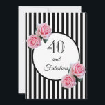 Invitation 40 et fabuleuse fête d'anniversaire glam noir blan<br><div class="desc">Classic mince bandes verticales noir et blanc comme arrière - plan. Avec des roses roses comme décoration. Un cadre devant avec le texte : 40 et Fabulous. Retour : Un cadre ovale avec des modèles pour vos informations de fête. Une invitation glamour et féminine à la fête du 40e anniversaire....</div>