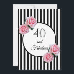 Invitation 40 et fabuleuse fête d'anniversaire glam noir blan<br><div class="desc">Classic mince bandes verticales noir et blanc comme arrière - plan. Avec des roses roses comme décoration. Un cadre devant avec le texte : 40 et Fabulous. Retour : Un cadre ovale avec des modèles pour vos informations de fête. Une invitation glamour et féminine à la fête du 40e anniversaire....</div>