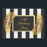 Invitation 40e anniversaire de la plume d'or sur les bandes b<br><div class="desc">Plumes d'or sur les invitations à la fête du 40e anniversaire de Black & White Stripes. Ces invitations glamour et modernes sont dotés d'élégantes plumes en feuille d'or. Tous les textes d'information pertinents sont entièrement personnalisables à l'aide des invites de menu faciles à utiliser de Zazzle. Choisissez parmi une grande...</div>