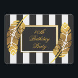 Invitation 40e Anniversaire de plumes d'or sur bandes blanche<br><div class="desc">Plumes d'or sur Black & White Stripes 40th Birthday Party invitations. Ces invitations glamour et modernes ont d'élégantes plumes en feuille d'or. Tous les textes d'information pertinents sont entièrement personnalisables à l'aide des invites de menu faciles à utiliser de Zazzle. Choisissez parmi une grande sélection de papiers et ajoutez des...</div>