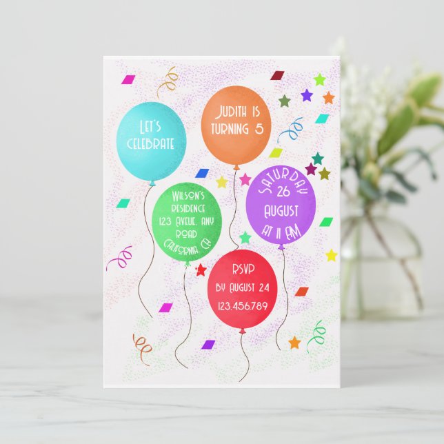 Invitation 5e anniversaire comptant des ballons colorés (Debout devant)