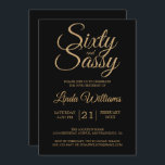 Invitation 60 et Sassy Black Gold 60e fête d'anniversaire<br><div class="desc">Célébrez 60 ans de style avec ce design moderne de 60ème anniversaire en noir et or glamour, une invitation chic de 60ème anniversaire que vous pouvez simplement personnaliser et envoyer pour votre fête de soixantième anniversaire. Les mots soixante et sassy sont en parties scintillant faux or et mis en utilisant...</div>