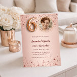 Invitation 60e anniversaire rose étoiles photo en or<br><div class="desc">Une invitation photo moderne et design pour une fête du 60e anniversaire. Un arrière - plan rose à dégradé d'or,  décoré d'étoiles. Personnalisez et ajoutez les détails de votre fête.</div>