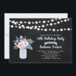 Invitation 60e anniversaire tableau noir, pot Maso<br><div class="desc">Célébrez votre jour spécial avec cette invitation d'anniversaire élégante. Ce design présente des guirlandes lumineuses,  un pot Mason et un bouquet de fleurs sur un fond tableau noir.</div>