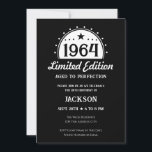 Invitation 60th Birthday Limited Edition<br><div class="desc">Fun Simple Faux Whiskey / Bière étiquette a stylisé les invitations de fête d'anniversaire adulte. Tout le texte peut être édité pour vos besoins personnels. Noir et blanc minimal - Design Vintage classique.</div>