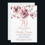 Invitation 70e anniversaire Bourgogne Dusty Blush rose floral<br><div class="desc">Honorer une femme spéciale avec cette invitation élégante et féminine 70e anniversaire de fête. 70 est écrit en gros texte rose. La célébration d'anniversaire suit. Le nom de l'invité honoré est également en lettres roses. Des fleurs rouges bordeaux et roses poussiéreuses créent un bel aérosol floral au sommet. Bien qu'il...</div>