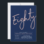 Invitation 80 | Rose moderne Gold 80th Birthday Party<br><div class="desc">Célébrez votre journée spéciale avec cette simple et élégante invitation à la fête du 80e anniversaire. Ce design comporte un script de brosse en or rose "Eighty" avec une disposition propre sur un arrière - plan bleu marine. Vous pouvez customiser le texte et la couleur arrière - plan. D'autres conceptions...</div>