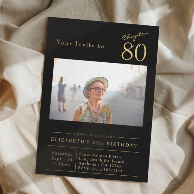 Invitation 80e Black Gold 80e fête d'anniversaire Photo (80th birthday party invitation in black and gold with photo on a cloth background)