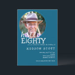 Invitation 80th Mens Anniversaire de la fête Photo Hello Eigh<br><div class="desc">Célébrez "Hello to Eighty" avec cette invitation d'anniversaire élégante et sophistiquée. L'élégante toile de fond bleue contraste magnifiquement avec le texte blanc épuré et les détails charmants des bougies, apportant une touche raffinée mais festive au design. Le libellé décontracté et accueillant donne le ton d'une célébration passionnante. De plus, un...</div>